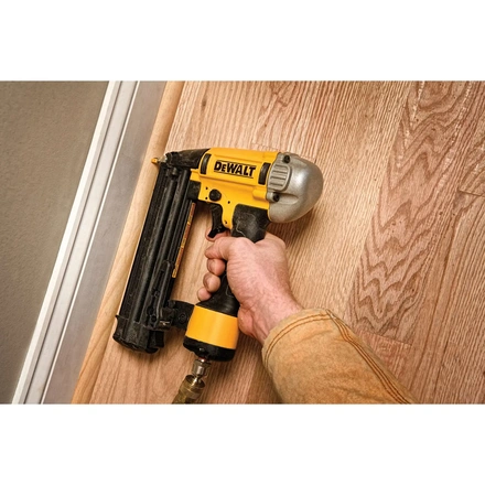 Pregadora Pneumática Brad 18GA 15–50mm com Mala DEWALT DPN1850PP-XJ