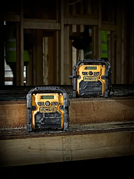 Rádio Compacto AM/FM XR 12V/18V com Alimentação de Rede DEWALT DCR019-QW