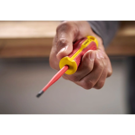 Chave de Fenda STANLEY Plano Isolado 1000v 5,5mmx125mm FMHT65753-0