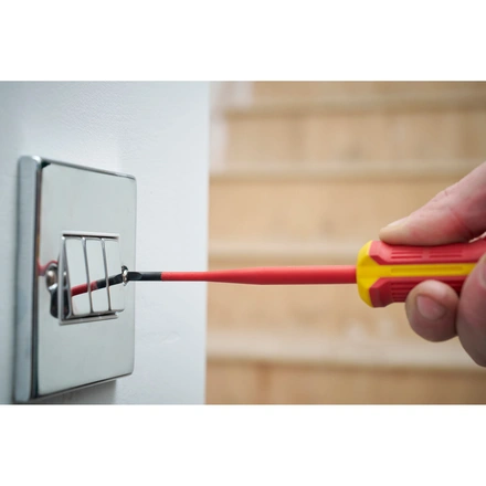 Chave de Fenda STANLEY Plano Isolado 1000v 5,5mmx125mm FMHT65753-0