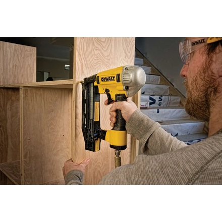 Pregadora Pneumática de Acabamento 16GA 25–64mm com Mala DEWALT DPN1664PP-XJ
