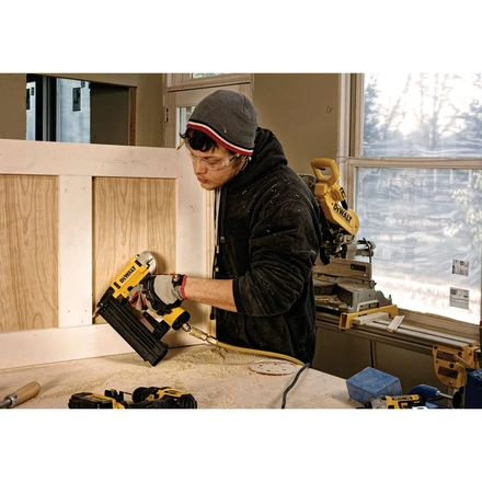 Pregadora Pneumática Brad 18GA 15–50mm com Mala DEWALT DPN1850PP-XJ