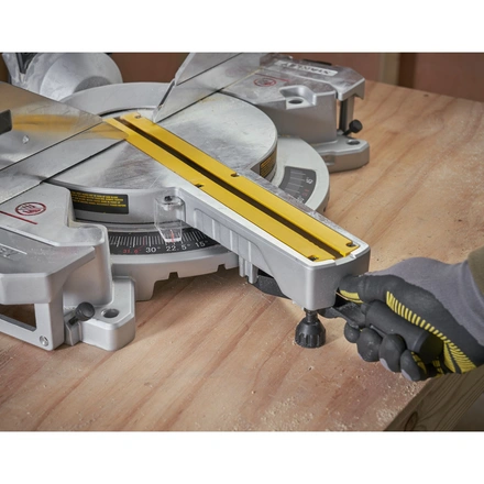 Serra De Esquadria Telescópica Deslizante De Duplo Bisel 1.800w Ø254mm STANLEY SM1800-QS