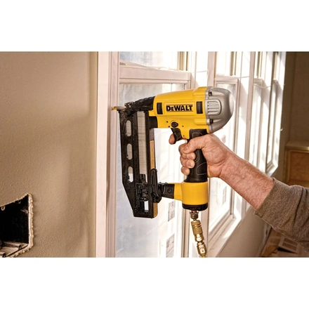 Pregadora Pneumática de Acabamento 16GA 25–64mm com Mala DEWALT DPN1664PP-XJ