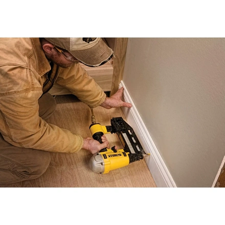 Pregadora Pneumática de Acabamento 16GA 25–64mm com Mala DEWALT DPN1664PP-XJ