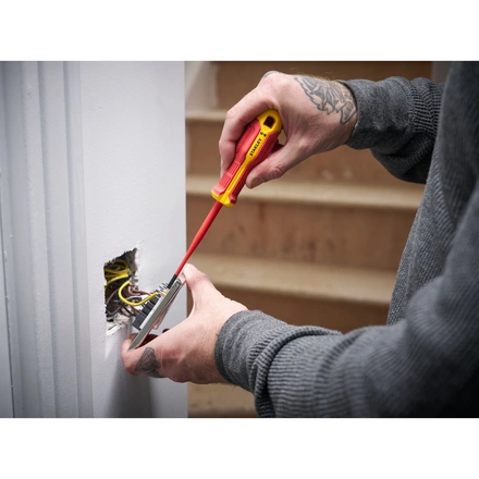 Chave de Fenda STANLEY Plano Isolado 1000v 5,5mmx125mm FMHT65753-0