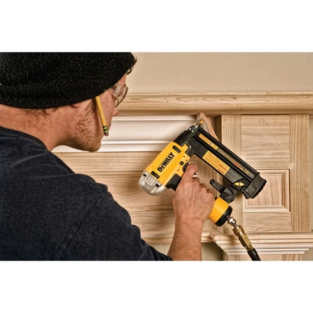 Pregadora Pneumática Brad 18GA 15–50mm com Mala DEWALT DPN1850PP-XJ