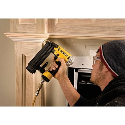 Pregadora Pneumática Brad 18GA 15–50mm com Mala DEWALT DPN1850PP-XJ